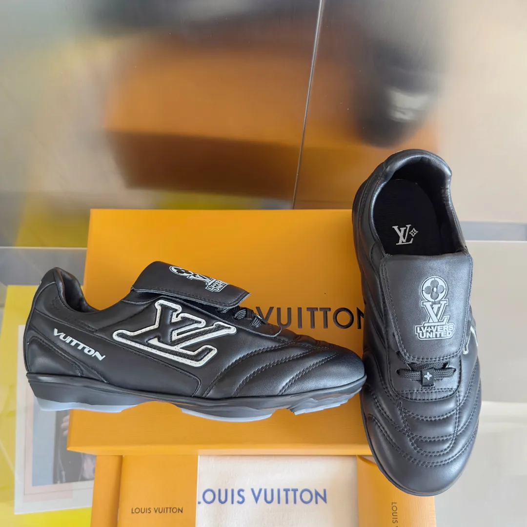 Top version: Couple model 640💰 LV Louis Vuitton L house Donkey brand latest Footprint series Couple model football sneakers casual running shoes original purchase development and production This Footprint Soccer sneaker was unveiled in the 2025 spring and summer series fashion show. It is the first sneaker designed by Pharrell Williams inspired by football shoes. The shoes are inspired by football, a sport that spans generations and cultures, echoing the 2025 spring and summer series fashion show's theme of unity and universal participation. The shoe is famous for its sleek design, with the dynamic IV Initials logo embellished on the side, the tongue embellished with the Lvers United badge inspired by the football team, and the foot pattern rubber sole decorated with multiple Louis Vuitton logos. Exquisitely packaged at the delivery counter🛍📦 ▪️Material: Original imported first-layer cowhide ▪️Lining: Original custom-made soft sheepskin lining ▪️Sole: Original open-molded two-color TPU combination sole ▪️Sole thickness: 3.5CM ▪️Size: Women’s 35-41 / Men’s 39-45